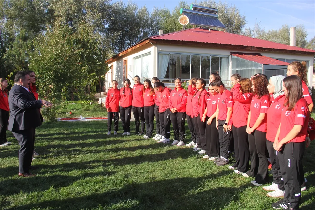 İşitme Engelli Kadın Güreş Milli Takımı Avrupa’ya hazırlanıyor İşitme Engelli Kadın Güreş Milli Takımı Avrupa’ya hazırlanıyor