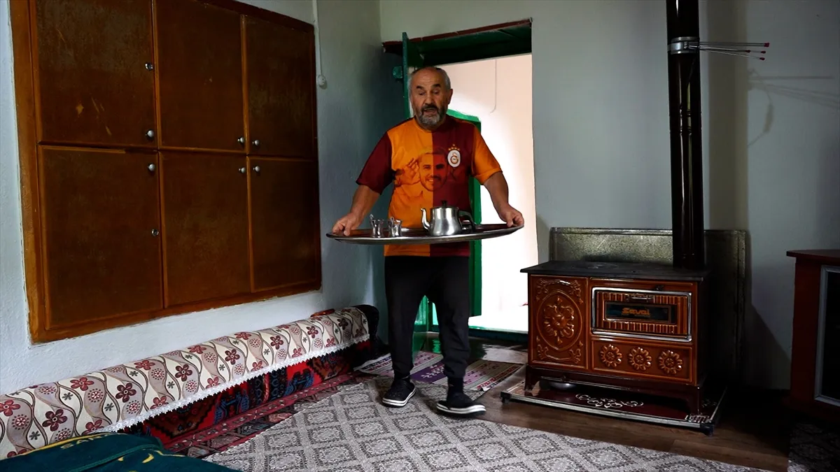 Isparta’da görme ve işitme engelli kişi yaşlı annesinin bakımını üstleniyor Isparta’da görme ve işitme engelli kişi yaşlı annesinin bakımını üstleniyor