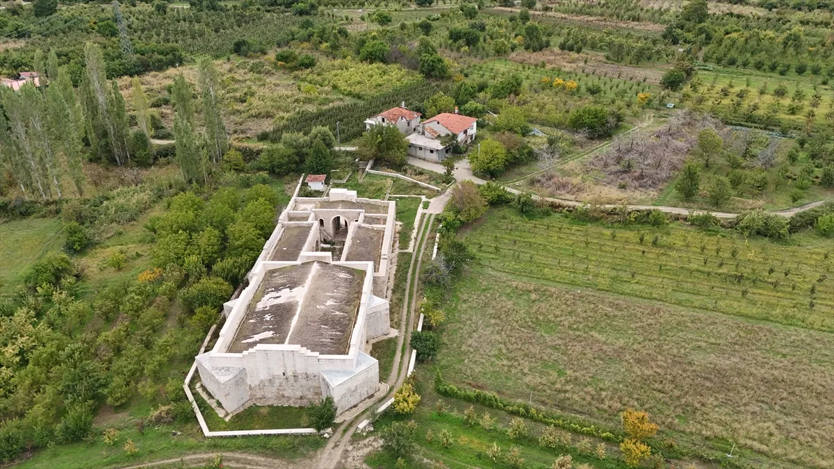 Isparta Ertokuş Kervansarayı sonbaharda havadan görüntülendi Isparta Ertokuş Kervansarayı sonbaharda havadan görüntülendi