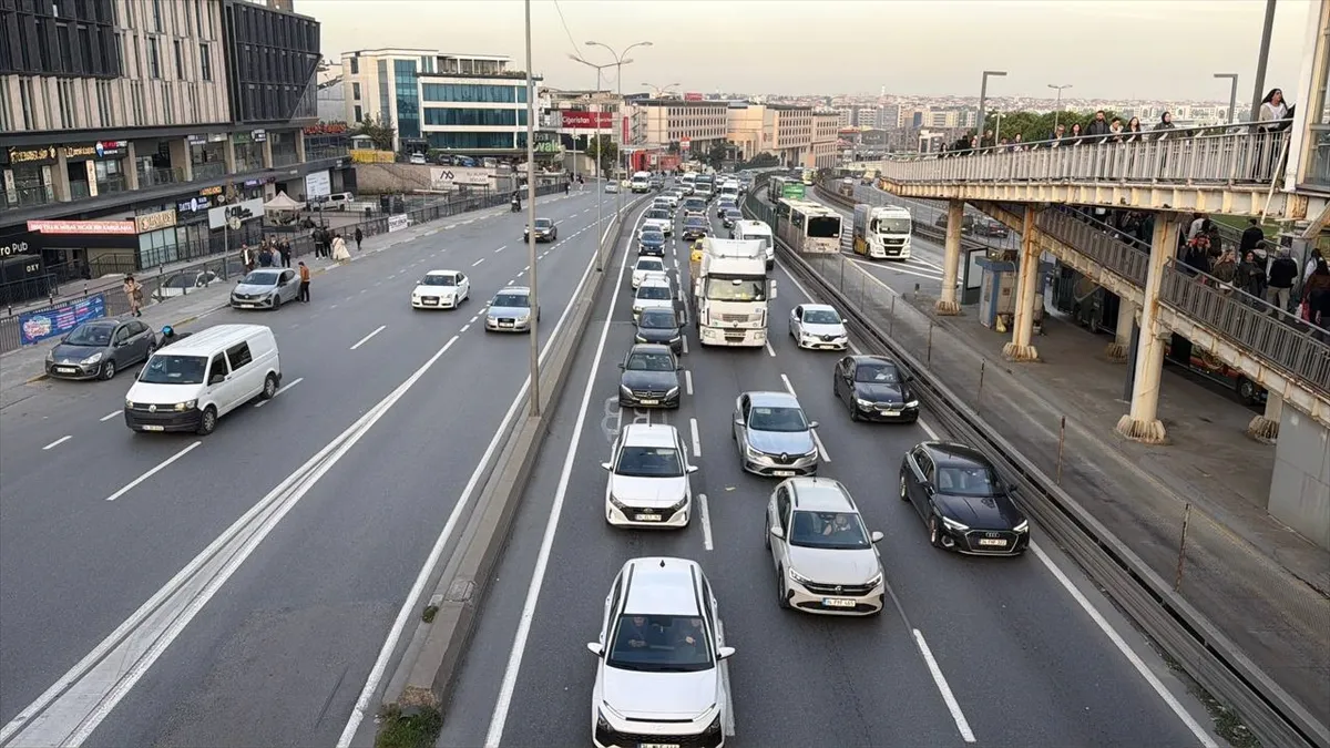 İstanbul’da akşam saatlerinde trafik yoğunluğu yüzde 83’e çıktı İstanbul’da akşam saatlerinde trafik yoğunluğu yüzde 83’e çıktı