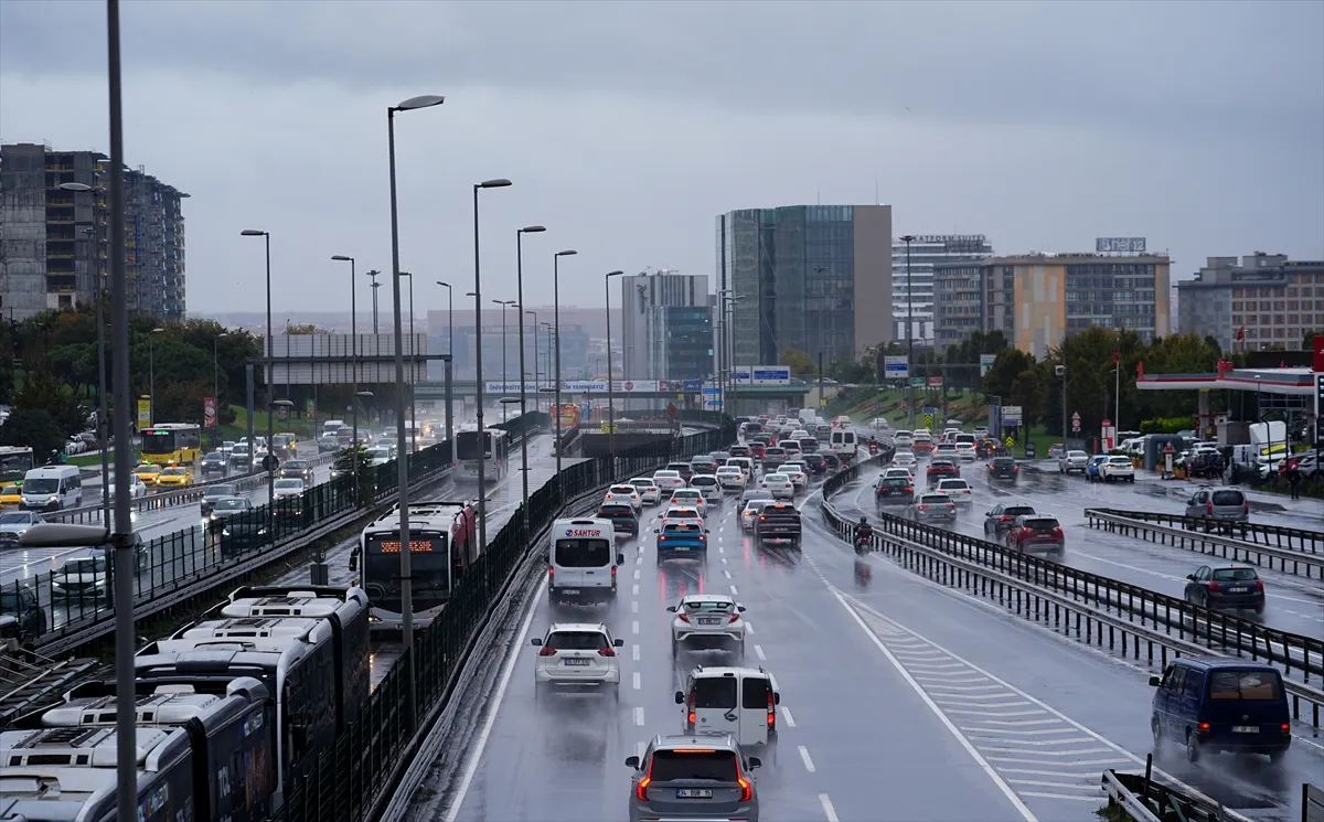 İstanbul’da akşam saatlerinde yağışın da etkisiyle trafik yoğunluğu yüzde 89’a ulaştı