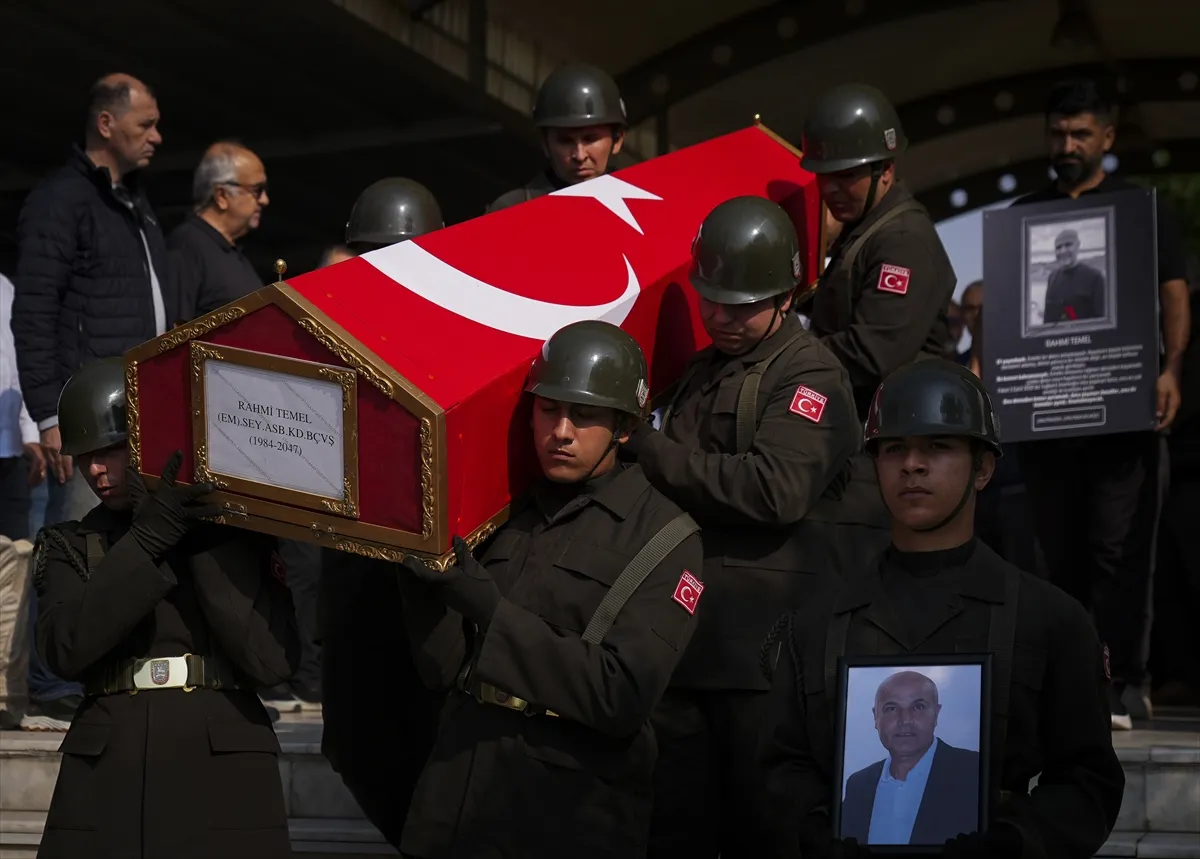 İstanbul’da batan geminin mürettebatı İzmir’de defnedildi İstanbul’da batan geminin mürettebatı İzmir’de defnedildi
