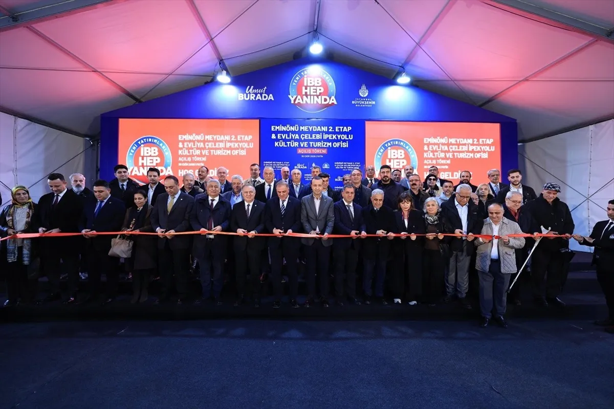 İstanbul’da Eminönü Meydanı 2. Etabı törenle açıldı İstanbul’da Eminönü Meydanı 2. Etabı törenle açıldı