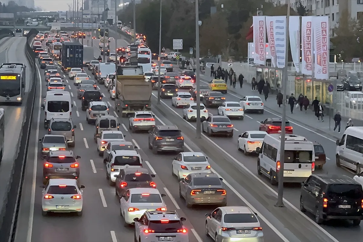 İstanbul’da haftanın ilk iş gününde trafik yoğunlaştı