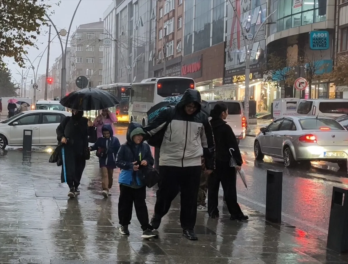 İstanbul’da sağanak hayatı olumsuz etkiliyor İstanbul’da sağanak hayatı olumsuz etkiliyor