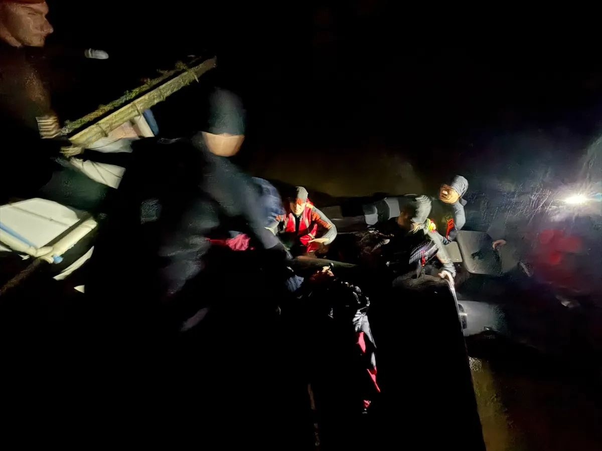 İstanbul’da sağanak nedeniyle mahsur kalan vatandaşları jandarma kurtardı İstanbul’da sağanak nedeniyle mahsur kalan vatandaşları jandarma kurtardı