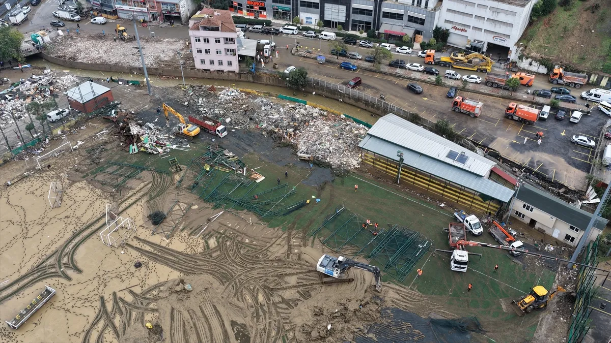 İstanbul’da selden etkilenen Ayazağa’da enkaz kaldırma çalışmaları sürüyor