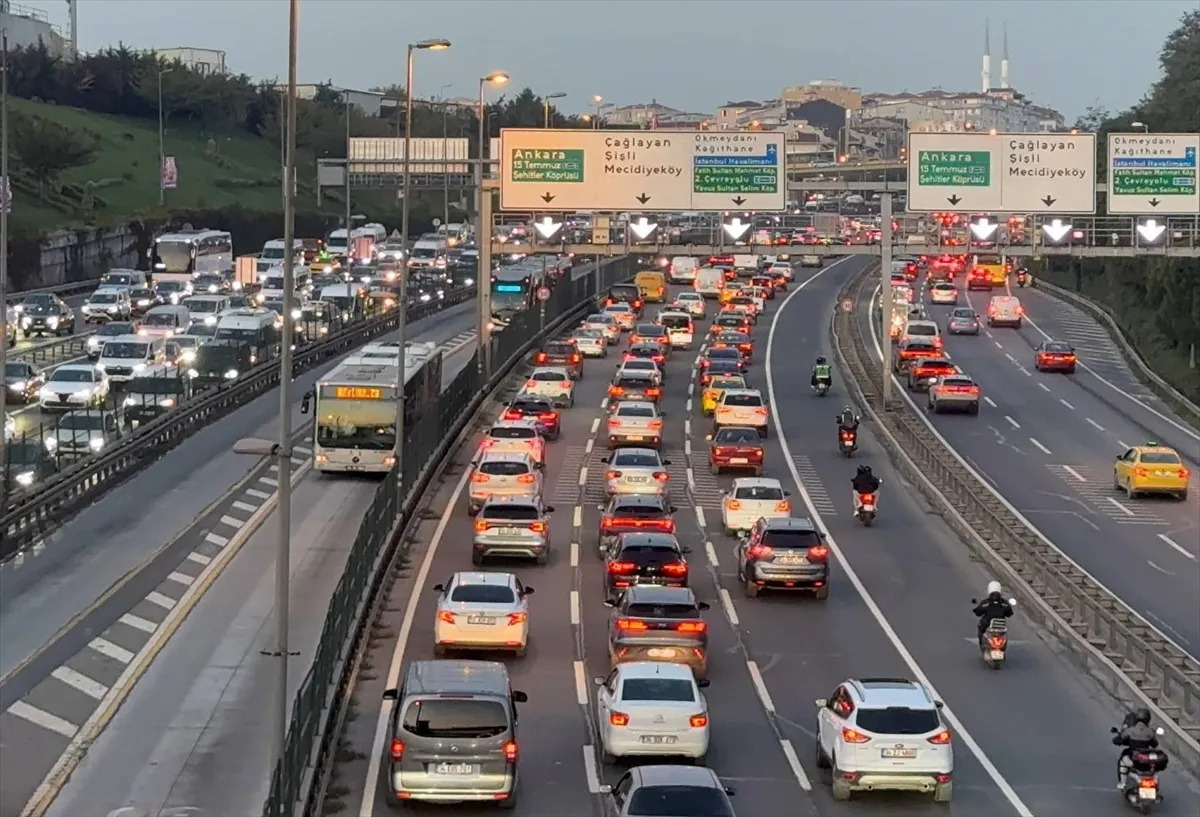 İstanbul’da trafik yoğunluğu yüzde 83’e çıktı İstanbul’da trafik yoğunluğu yüzde 83’e çıktı