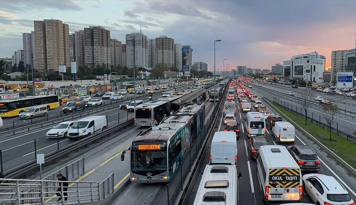 İstanbul’da trafik yoğunluğu yüzde 83’e çıktı İstanbul’da trafik yoğunluğu yüzde 83’e çıktı