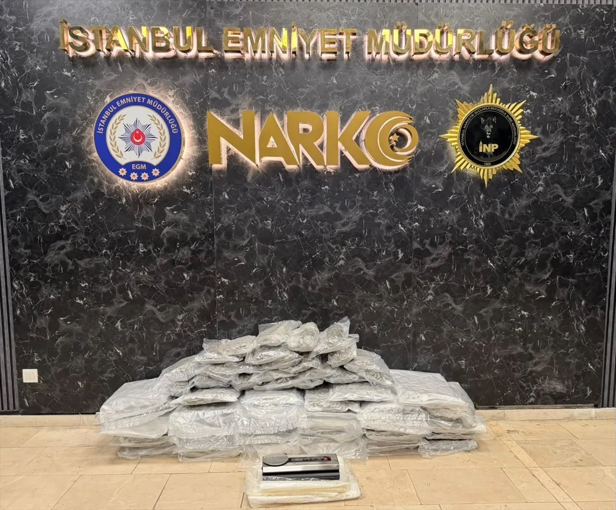 İstanbul’da uyuşturucu operasyonunda yakalanan 4 zanlı adliyeye sevk edildi