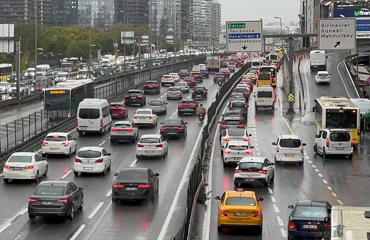 İstanbul’da yağışın da etkisiyle sabah trafik yoğunluğu oluştu