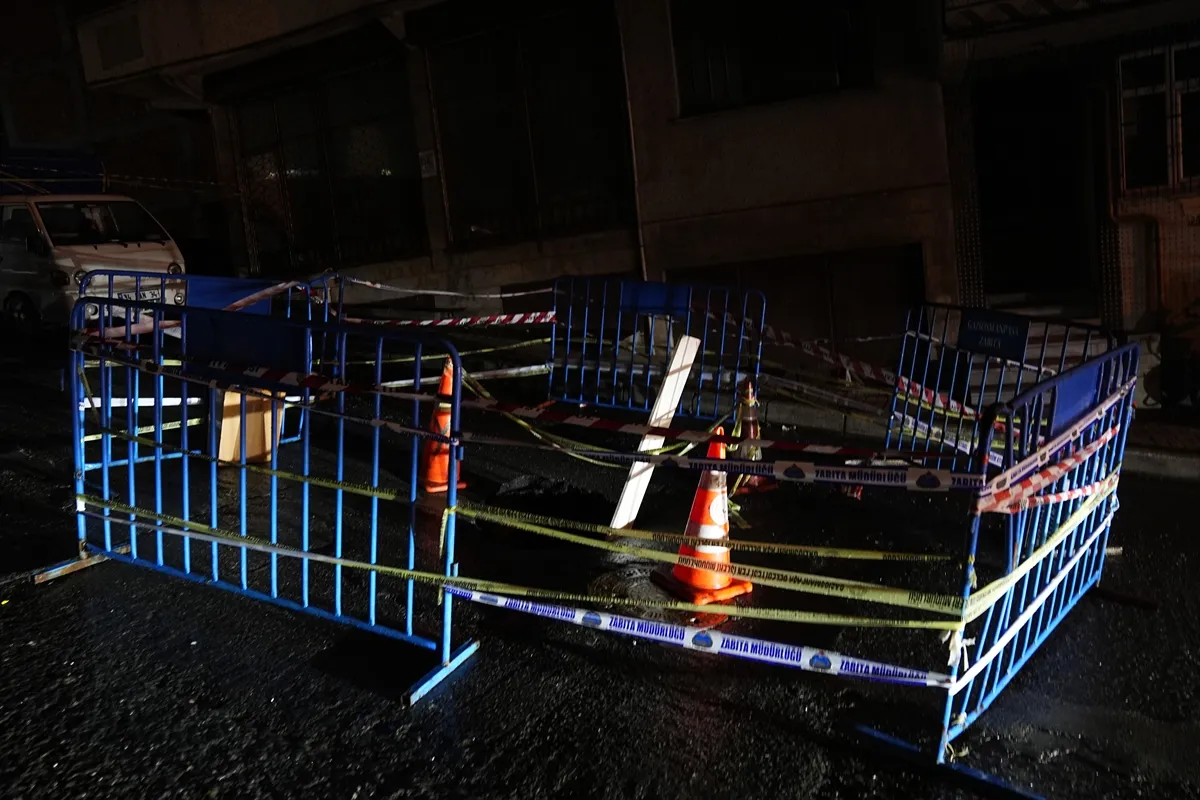 İstanbul Gaziosmanpaşa’da sağanak sonrası yolda çökme oluştu