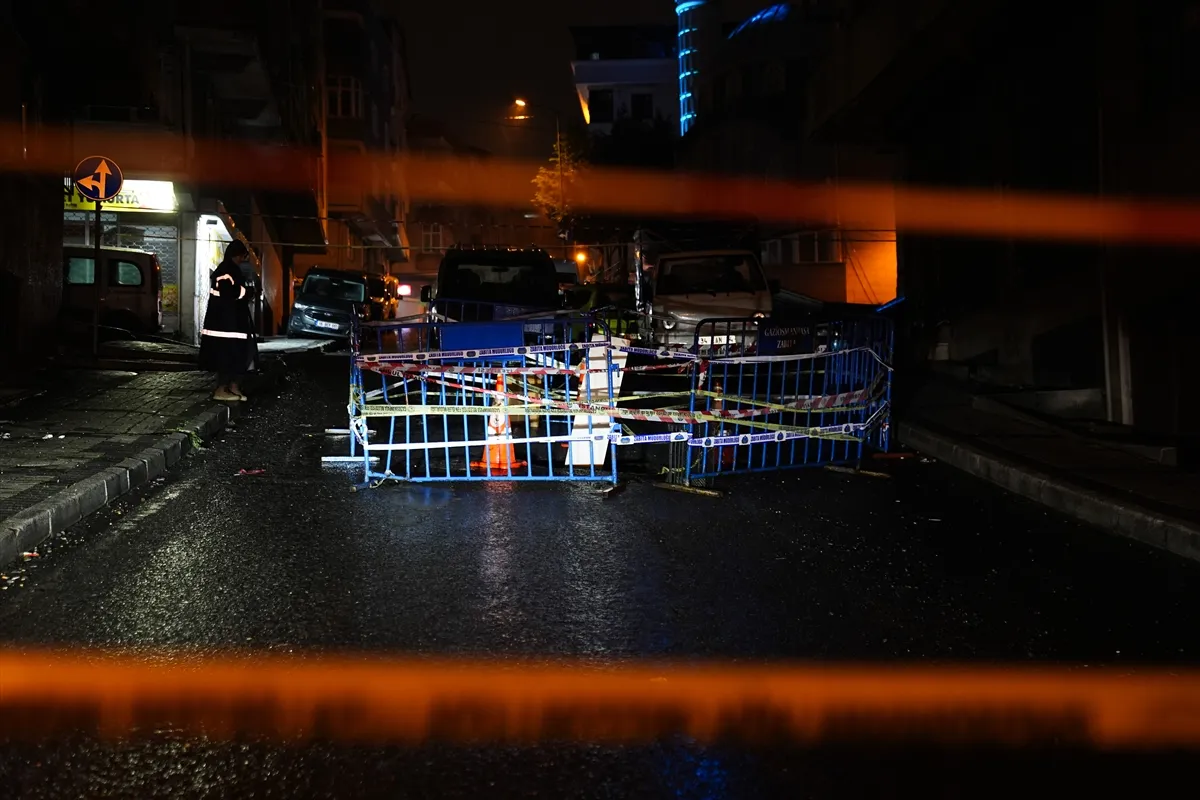 İstanbul Gaziosmanpaşa’da sağanak sonrası yolda çökme oluştu İstanbul Gaziosmanpaşa’da sağanak sonrası yolda çökme oluştu