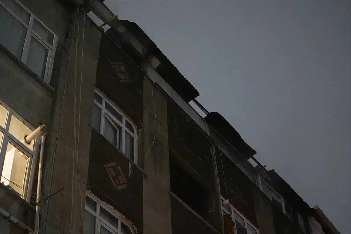 İstanbul Kağıthane’de çatı katı yangını söndürüldü İstanbul Kağıthane’de çatı katı yangını söndürüldü