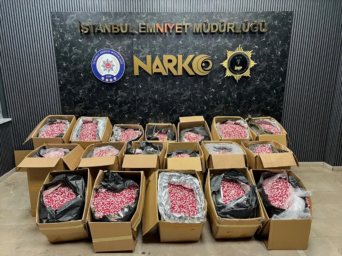 İstanbul Sultanbeyli’de minibüste 1 milyon 642 bin sentetik ecza İstanbul Sultanbeyli’de minibüste 1 milyon 642 bin sentetik ecza