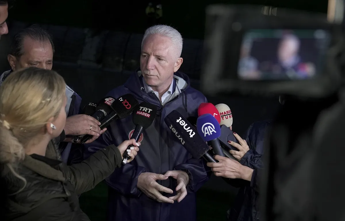 İstanbul Valisi Gül’den sel ve su baskınının etkilediği Ayazağa’da açıklama yaptı İstanbul Valisi Gül’den sel ve su baskınının etkilediği Ayazağa’da açıklama yaptı