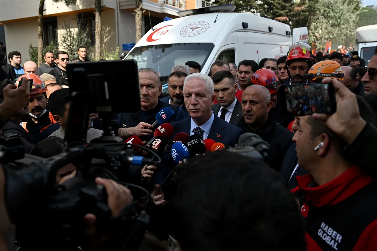 İstanbul Valisi Gül, Maltepe’de kısmi çökme yaşanan binadaki kurtarma çalışmalarını inceledi