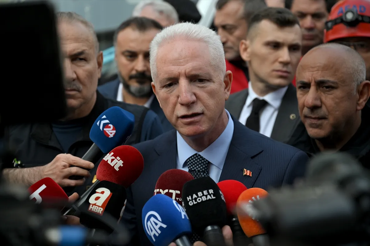 İstanbul Valisi Gül, Maltepe’de kısmi çökme yaşanan binadaki kurtarma çalışmalarını inceledi İstanbul Valisi Gül, Maltepe’de kısmi çökme yaşanan binadaki kurtarma çalışmalarını inceledi