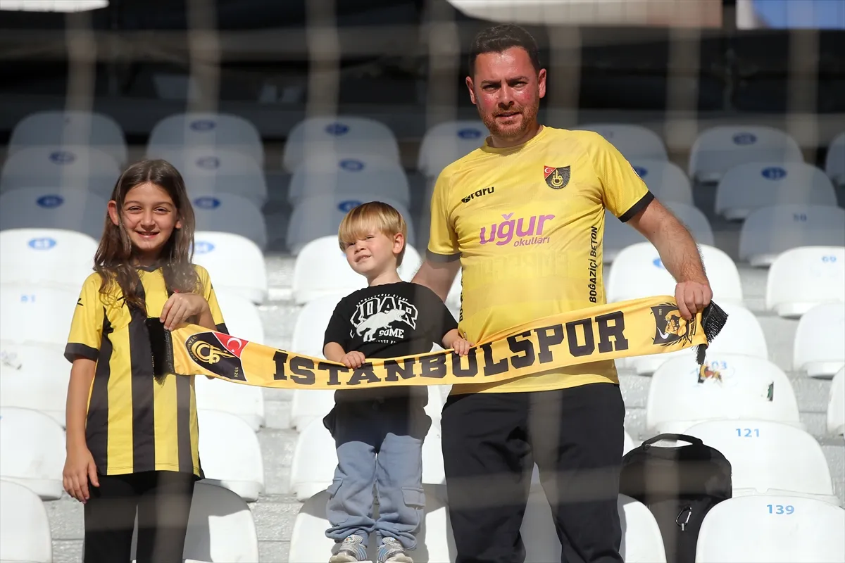 İstanbulspor’un tek taraftarı maçı iki çocuğuyla izledi