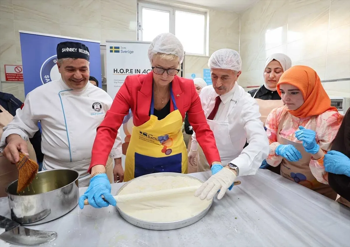 İsveç Büyükelçisi Funered, Gaziantep’te baklava açtı