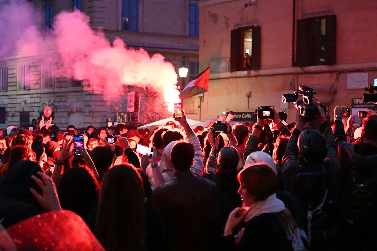 İtalya’da protestolarda polisle göstericiler arasında arbede yaşandı İtalya’da protestolarda polisle göstericiler arasında arbede yaşandı
