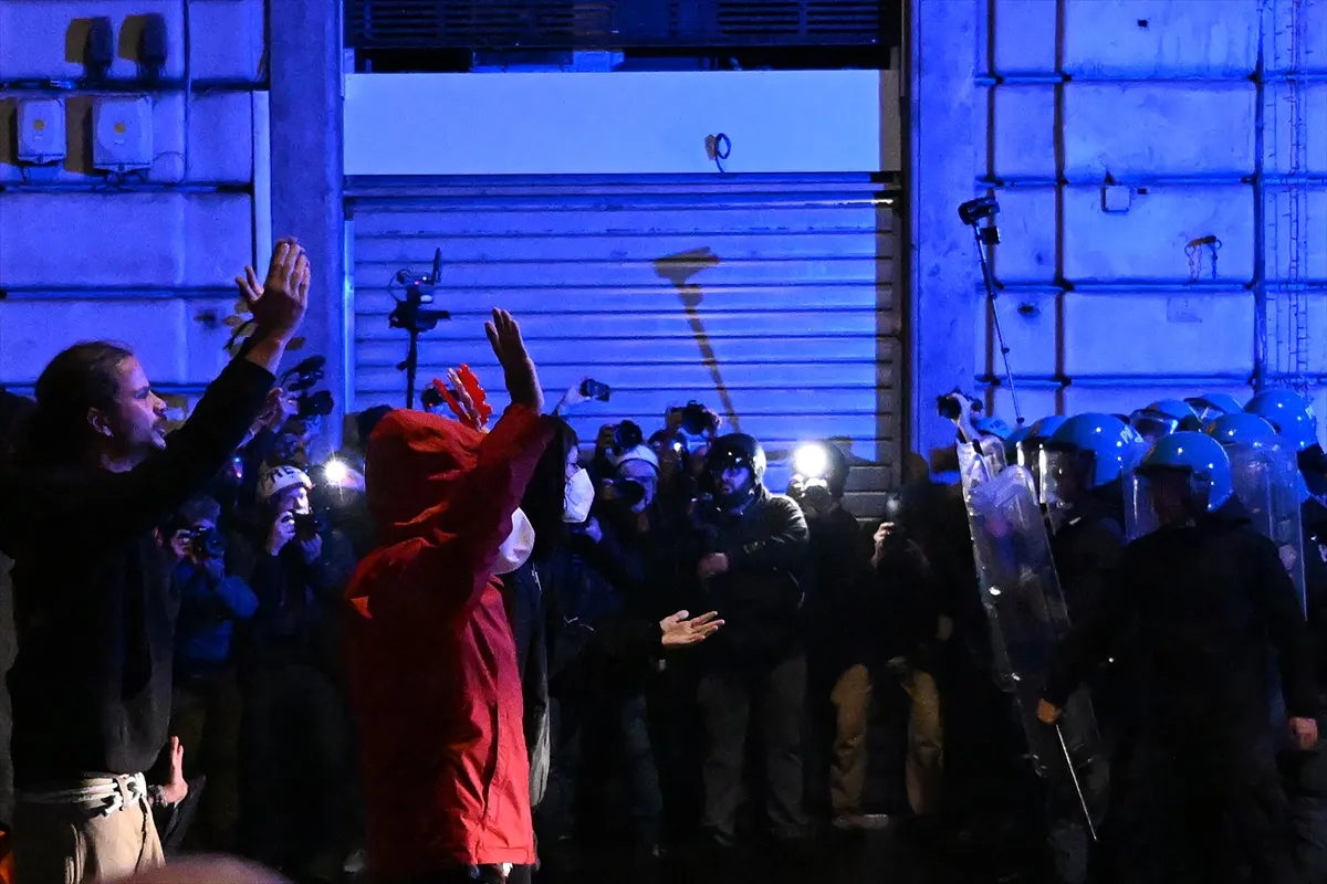 İtalya’da protestolarda polisle göstericiler arasında arbede yaşandı 2. kare
