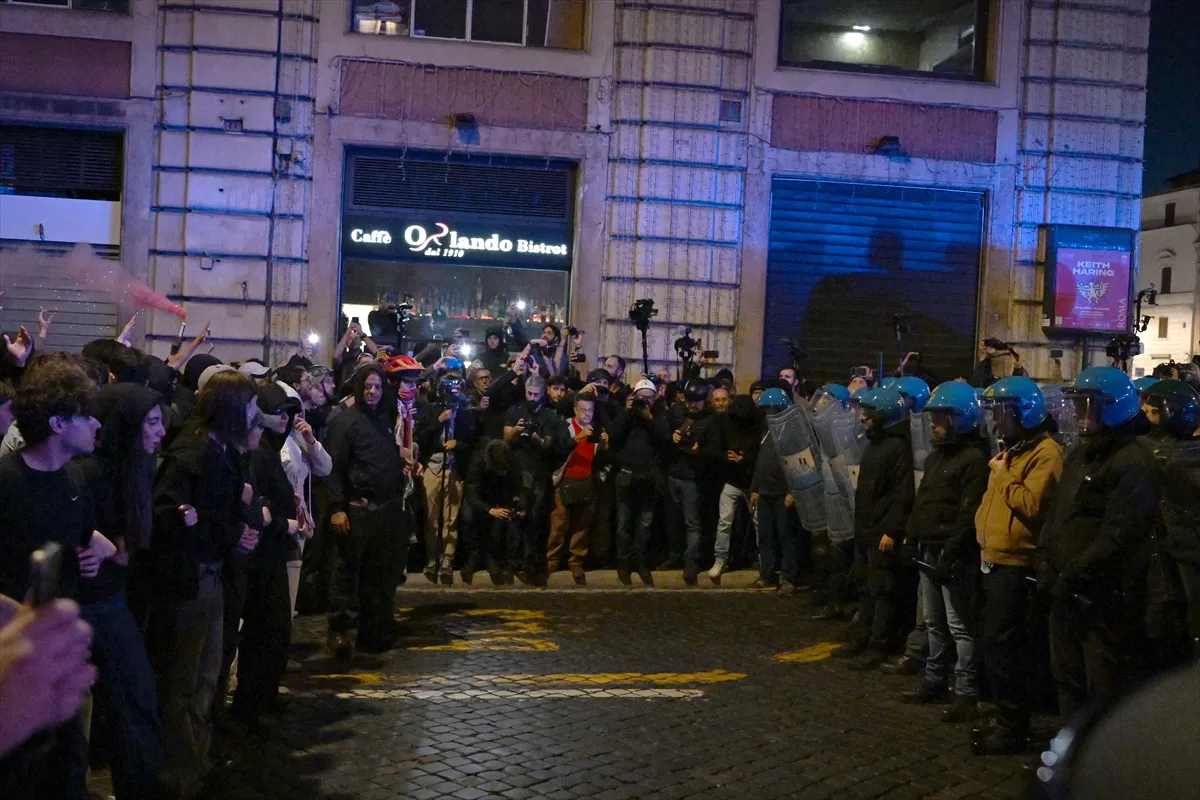 İtalya’da protestolarda polisle göstericiler arasında arbede yaşandı 4. kare