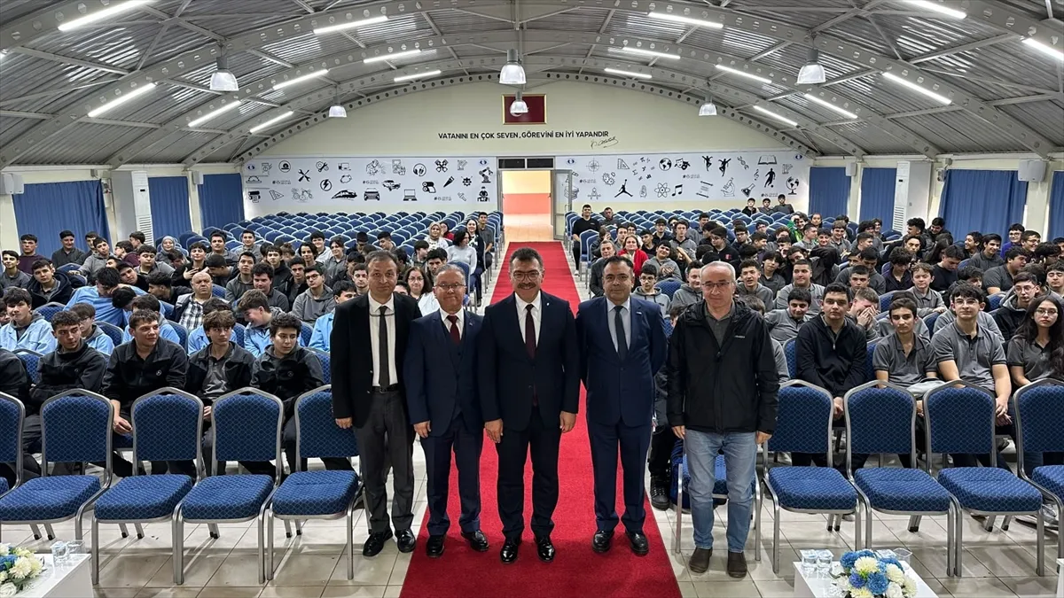 İTÜ Rektörü Mandal, mezun olduğu okulda deneyimlerini paylaştı İTÜ Rektörü Mandal, mezun olduğu okulda deneyimlerini paylaştı