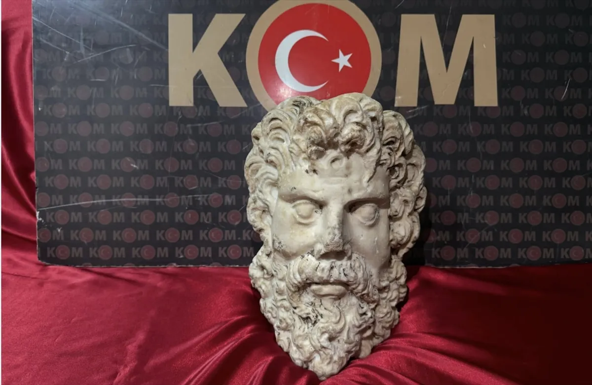 İzmir’de 2 bin yıllık Zeus heykeli başı bulundu, 3 şüpheli tutuklandı İzmir’de 2 bin yıllık Zeus heykeli başı bulundu, 3 şüpheli tutuklandı
