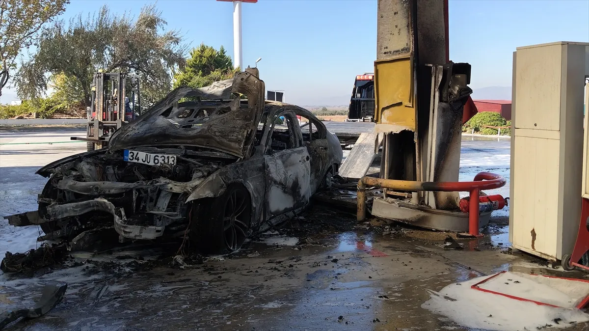 İzmir’de akaryakıt pompasına çarpan otomobilde çıkan yangında 2 kişi yaralandı İzmir’de akaryakıt pompasına çarpan otomobilde çıkan yangında 2 kişi yaralandı