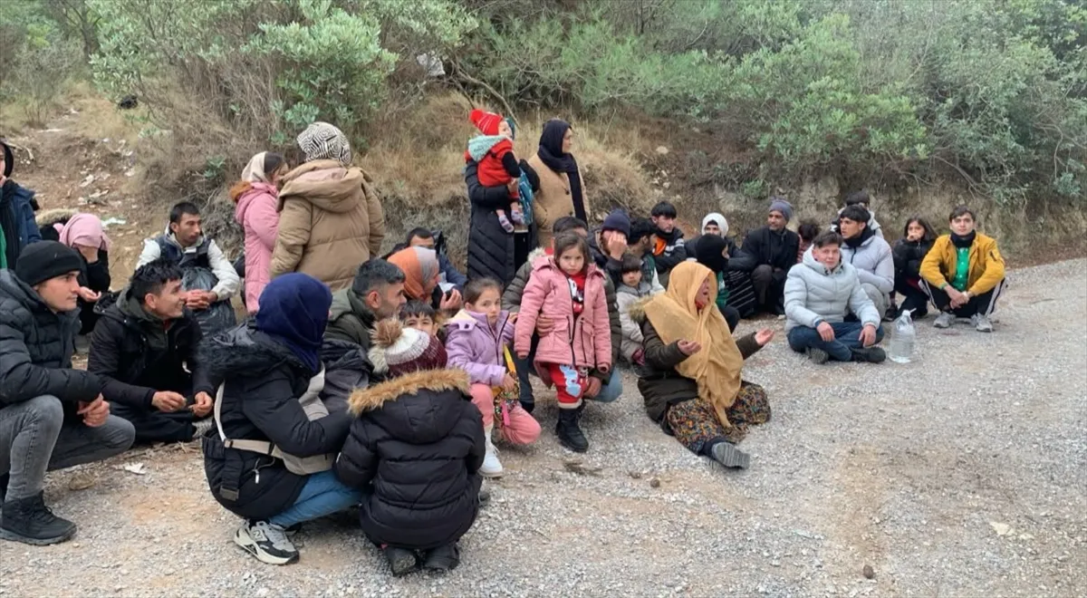 İzmir’de deniz kenarında 37 düzensiz göçmen yakalandı İzmir’de deniz kenarında 37 düzensiz göçmen yakalandı