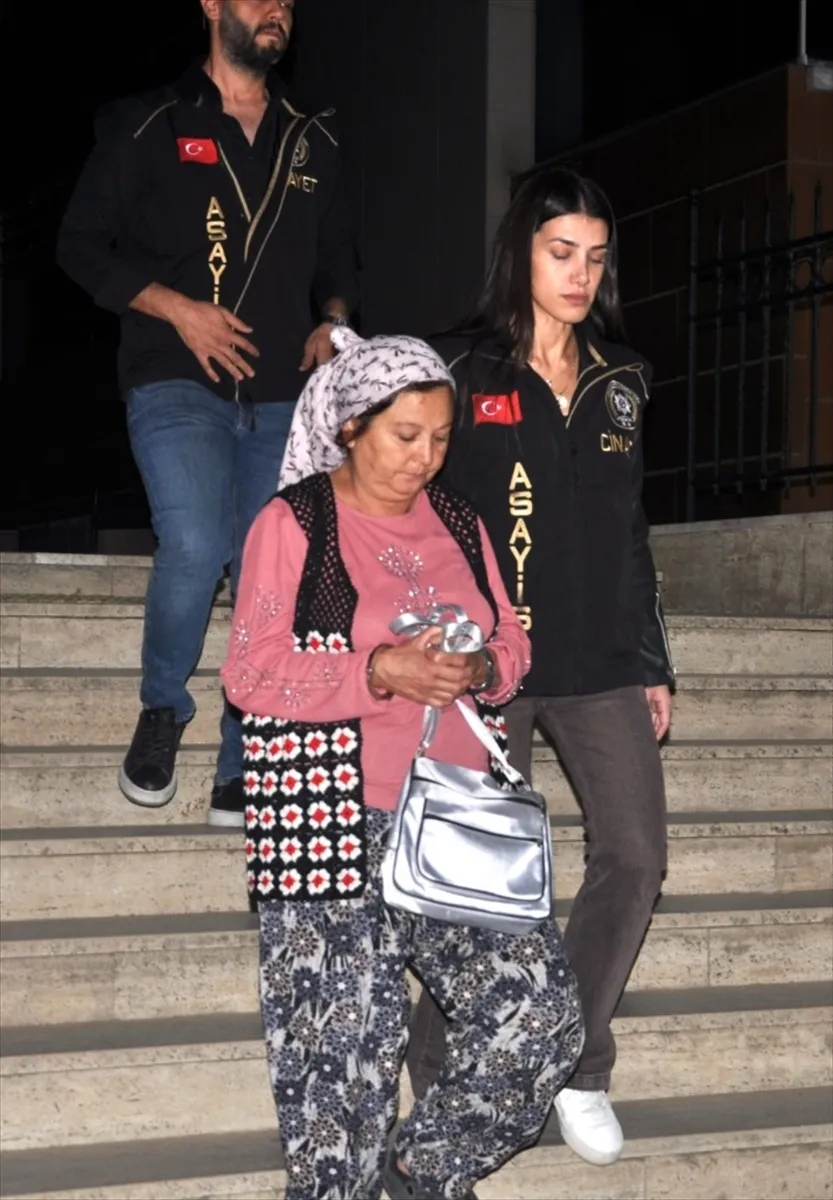 İzmir’de eşini bıçakla öldürdüğü iddiasıyla gözaltına alınan kadın tutuklandı İzmir’de eşini bıçakla öldürdüğü iddiasıyla gözaltına alınan kadın tutuklandı