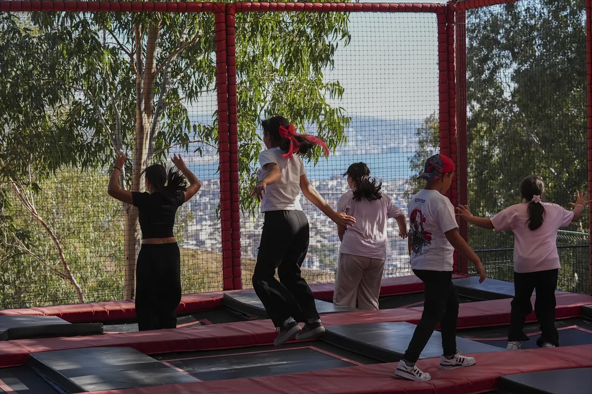 İzmir’de koruma altındaki çocuklar Macera Parkı’nda eğlendi