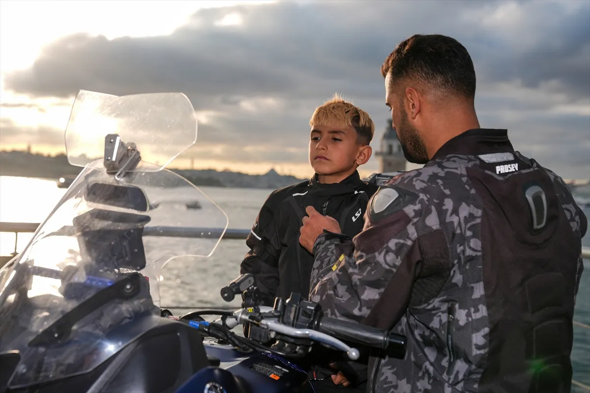 İzmir’den oğluyla motosikletle Suudi Arabistan’a umreye gitti İzmir’den oğluyla motosikletle Suudi Arabistan’a umreye gitti