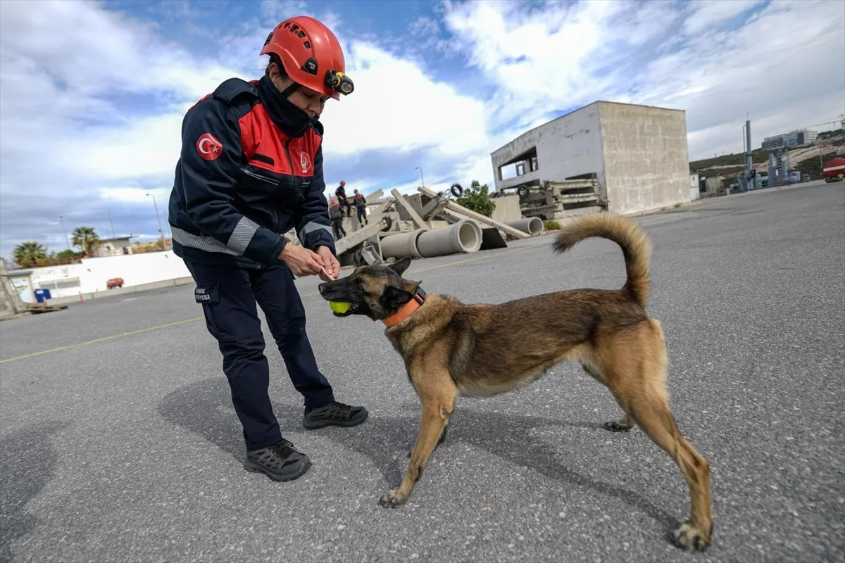 İzmir’de depremde oğlunu kaybeden anne itfaiyeci oldu İzmir’de depremde oğlunu kaybeden anne itfaiyeci oldu