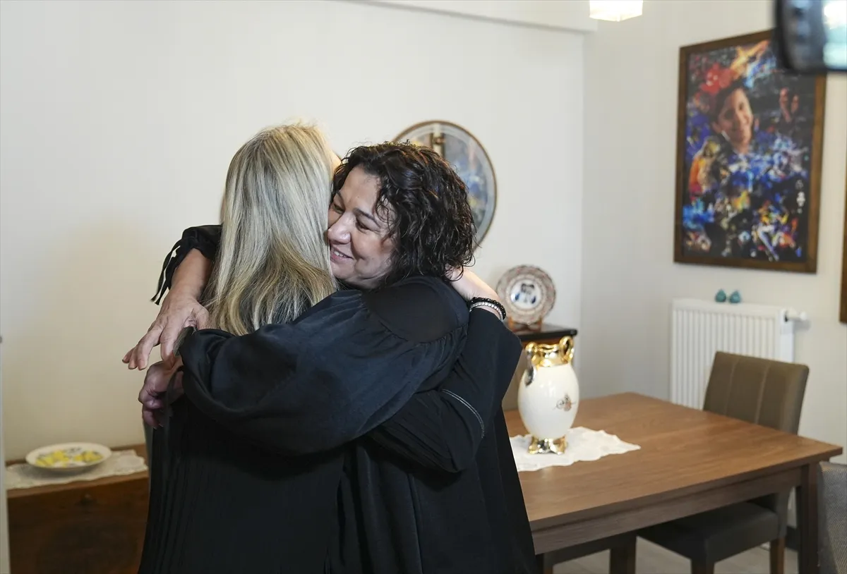İzmir depreminde ikizlerini kaybeden anneyi AK Parti Milletvekili ziyaret etti İzmir depreminde ikizlerini kaybeden anneyi AK Parti Milletvekili ziyaret etti