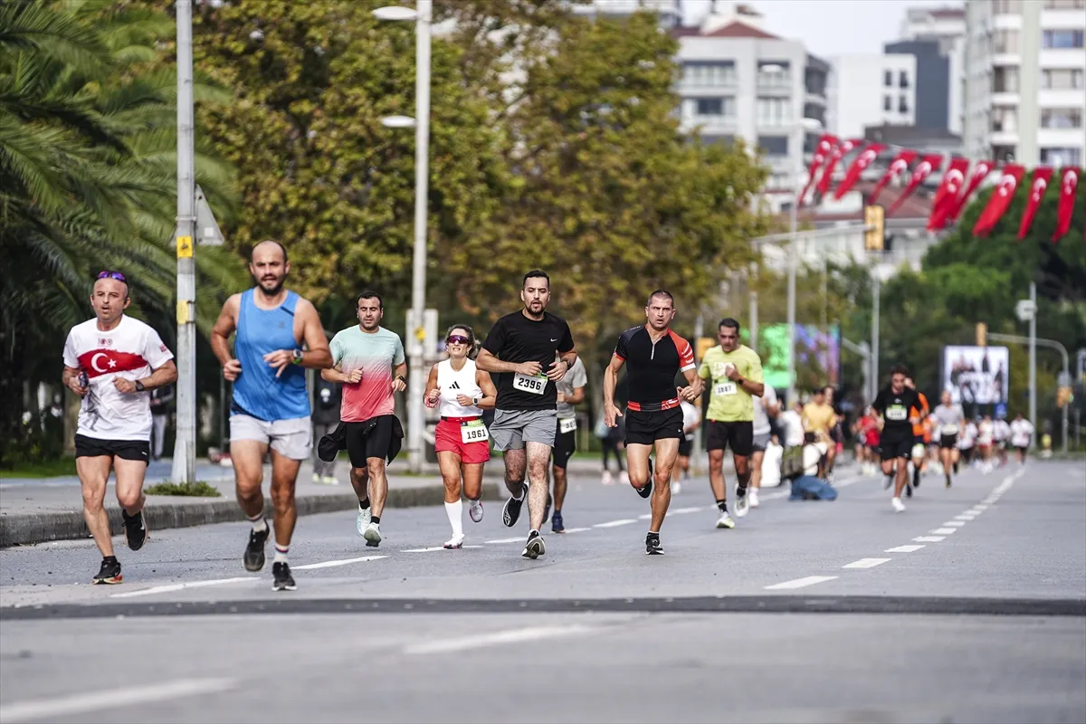 Kadıköy’de Cumhuriyet’in 103. yılına özel 10K koşusu düzenlendi Kadıköy’de Cumhuriyet’in 103. yılına özel 10K koşusu düzenlendi