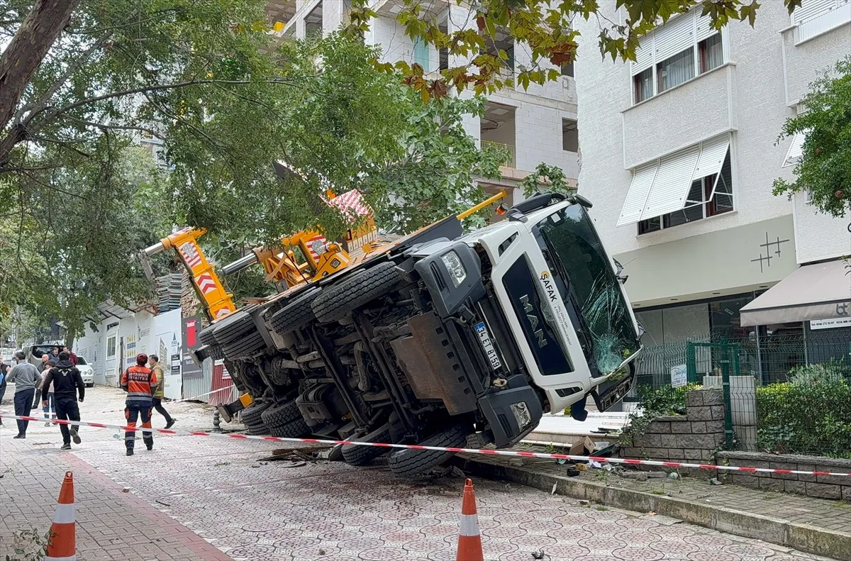 Kadıköy’de yan yatan vinç binaya ve 2 araca çarptı