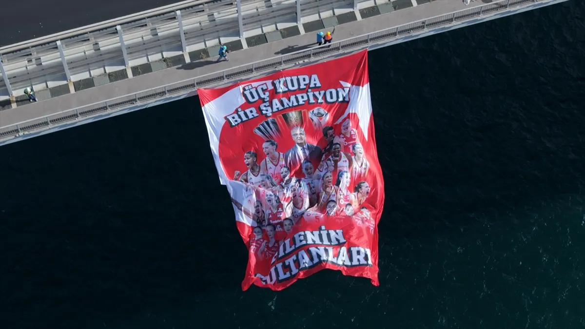 Kadın Milli Voleybol Takımları’nın 3 Kupa, 1 Şampiyon bayrakları, İstanbul Boğazı’na asıldı