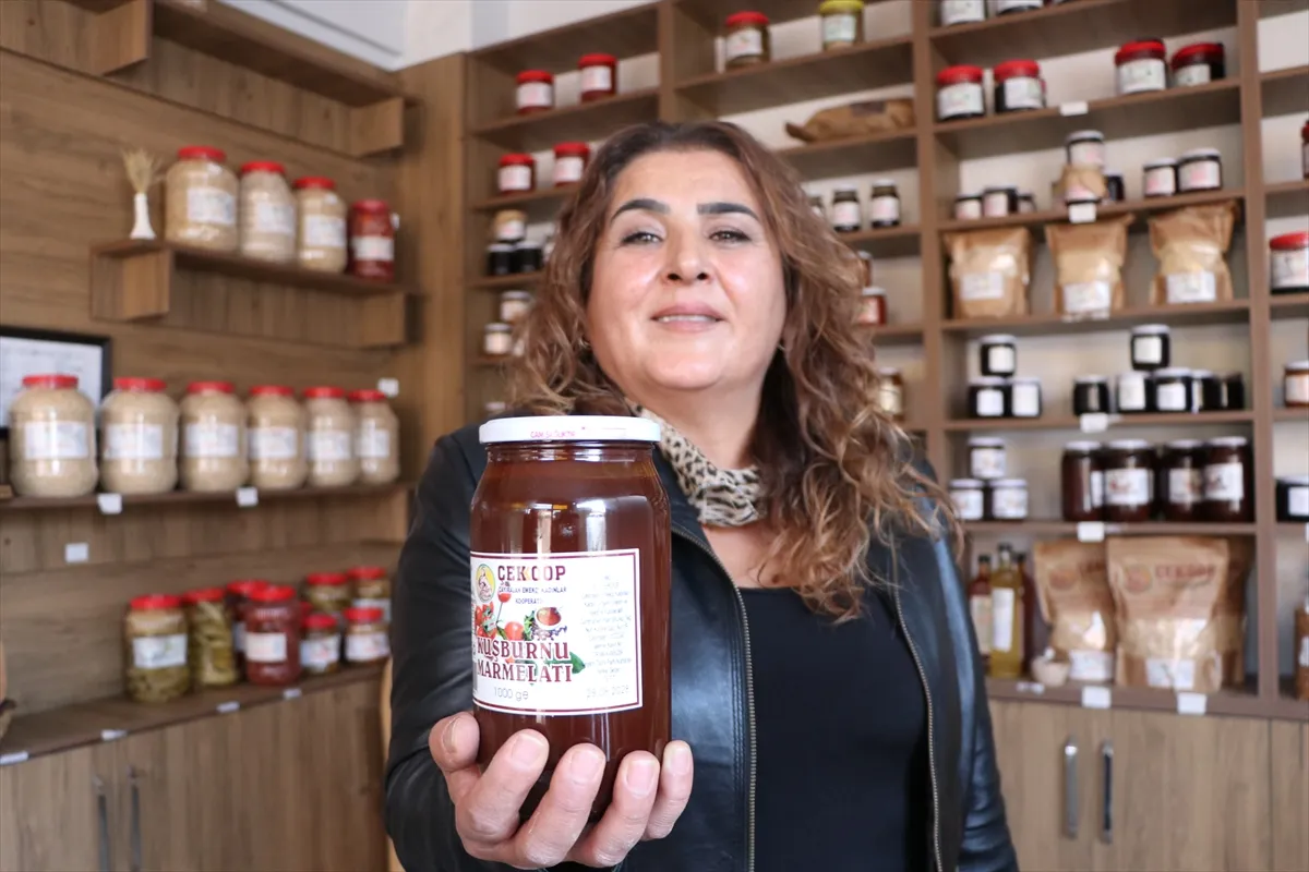 Kadınlar yöresel ürünleri işleyerek ekonomiye kazandırıyor Kadınlar yöresel ürünleri işleyerek ekonomiye kazandırıyor