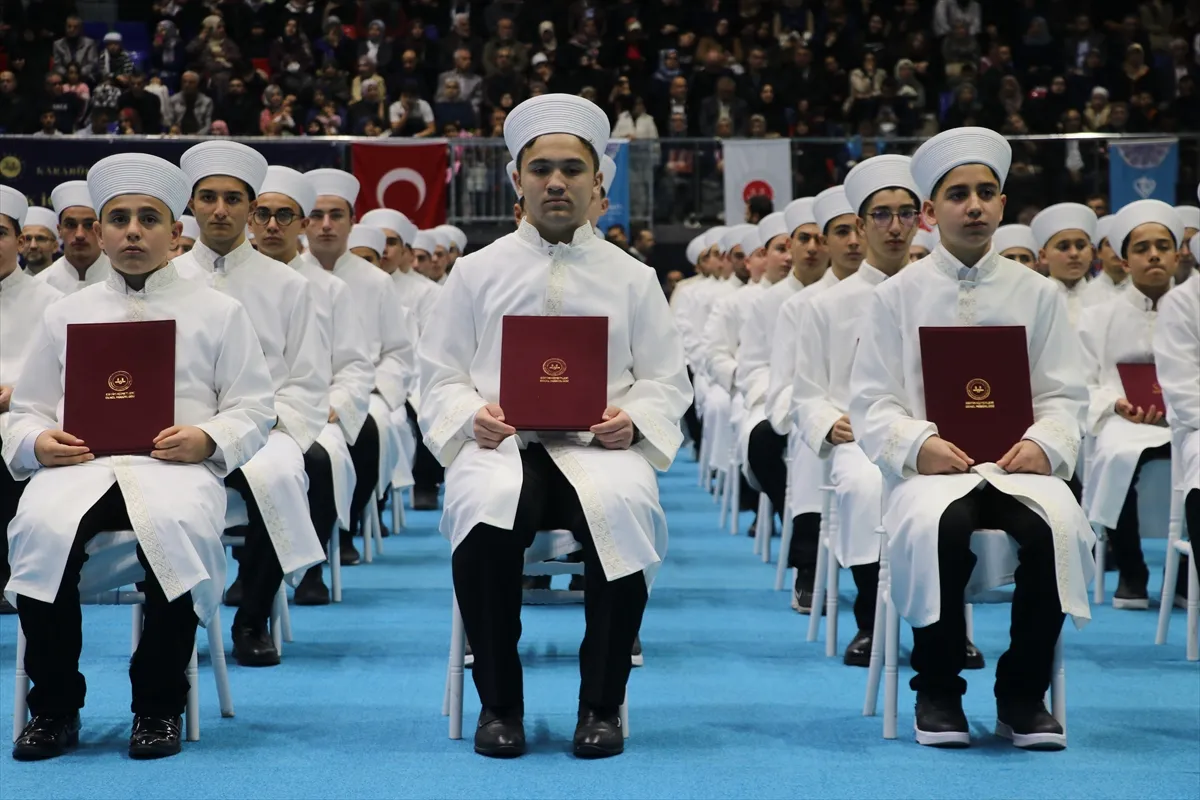 Karabük’te hafızlıklarını tamamlayan 150 öğrenci belgelerini aldı Karabük’te hafızlıklarını tamamlayan 150 öğrenci belgelerini aldı