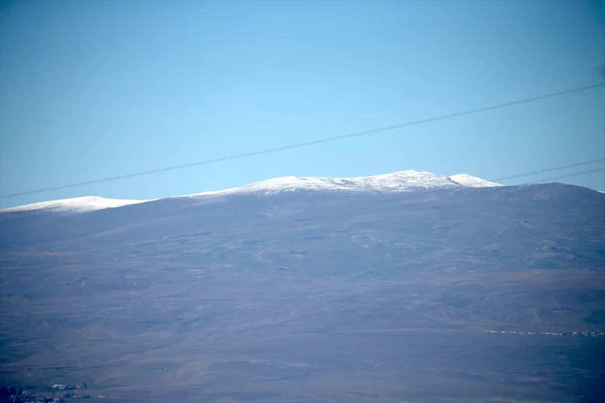 Kars’ın yüksek kesimlerine kar yağdı Kars’ın yüksek kesimlerine kar yağdı