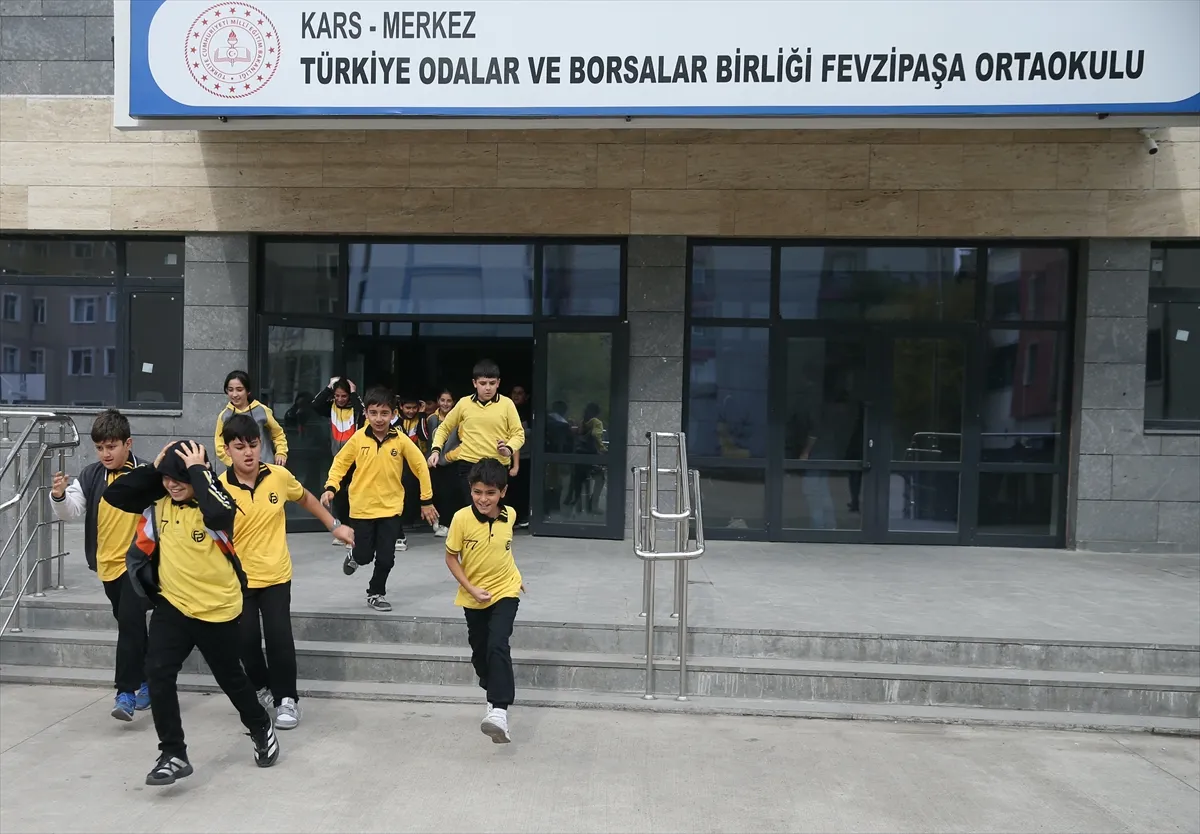 Kars’ta deprem senaryosuyla okulda arama kurtarma ve tahliye tatbikatı yapıldı Kars’ta deprem senaryosuyla okulda arama kurtarma ve tahliye tatbikatı yapıldı