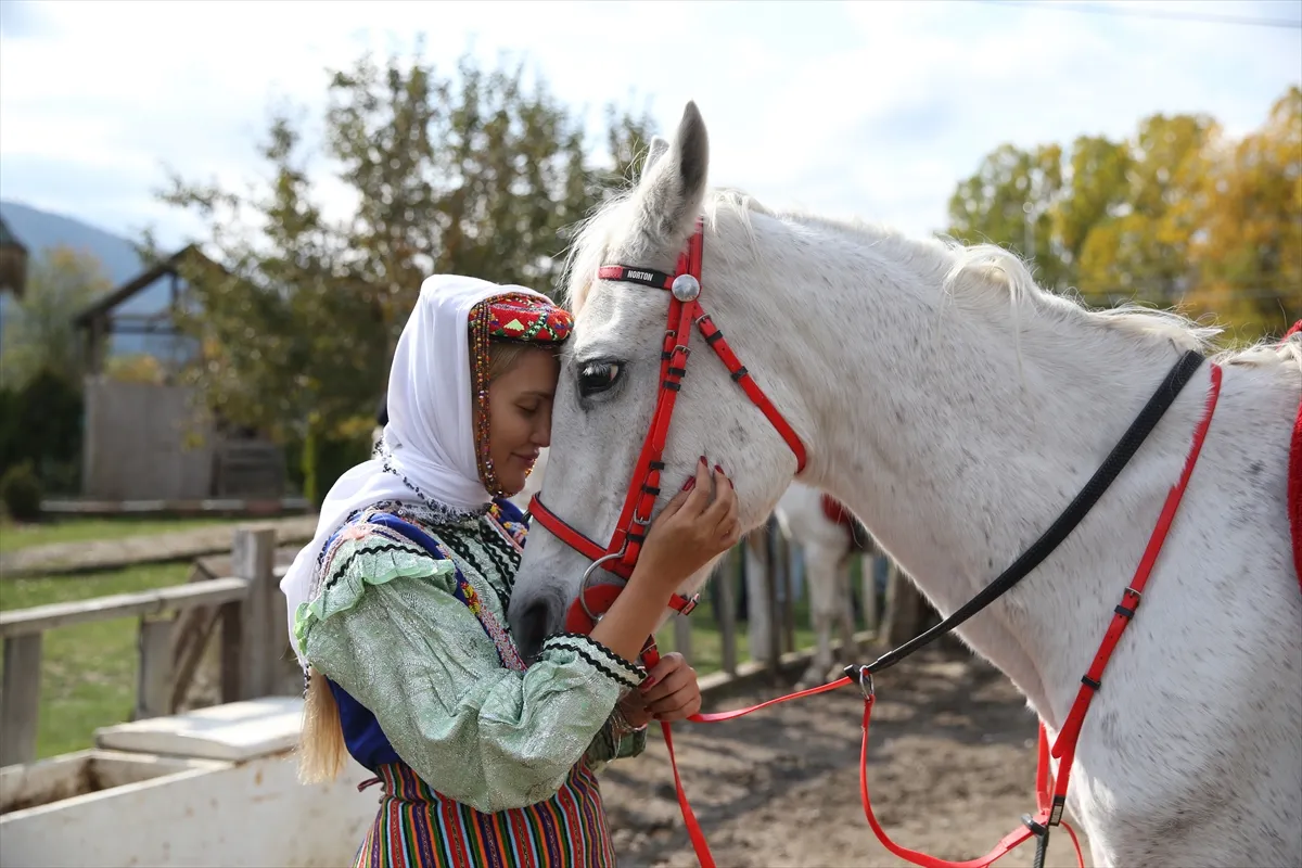 Kastamonulu kadınlar at üstünde 600 yıllık yöresel kıyafetleriyle yarıştı Kastamonulu kadınlar at üstünde 600 yıllık yöresel kıyafetleriyle yarıştı