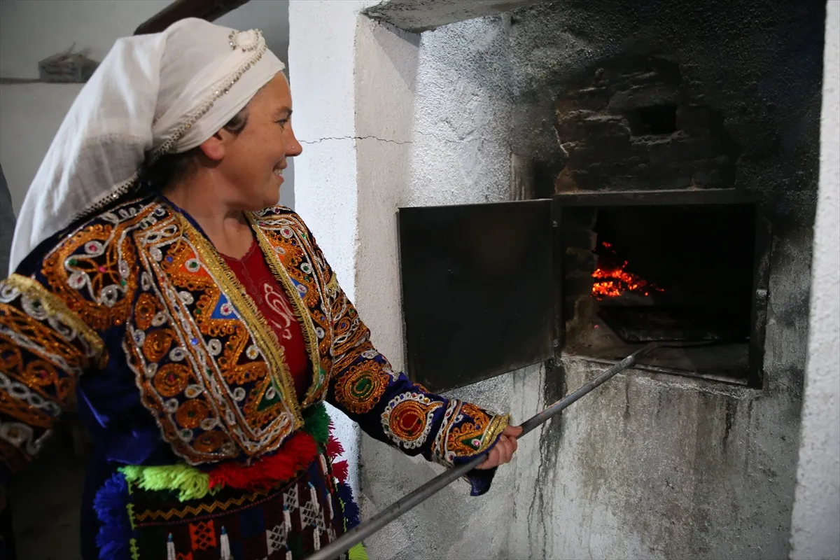 Kaymakam Yeşim Altın, köy sakinlerinin dertlerini ocak başında dinliyor