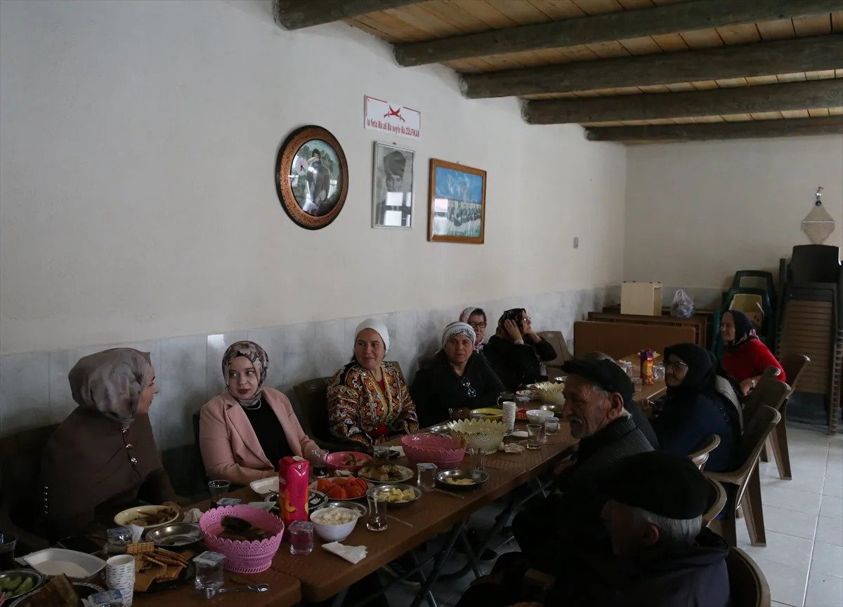 Kaymakam Yeşim Altın, köy sakinlerinin dertlerini ocak başında dinliyor 2. kare