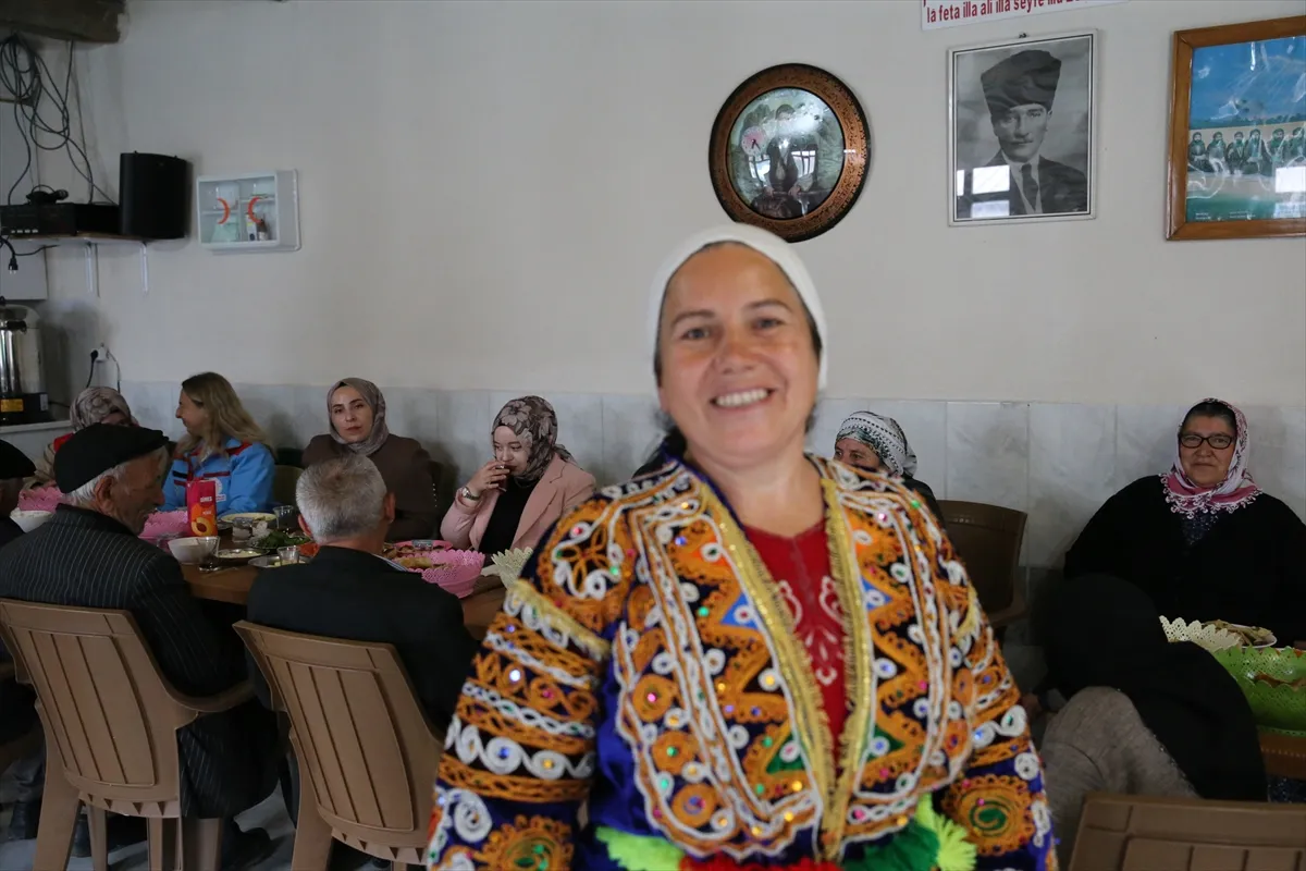 Kaymakam Yeşim Altın, köy sakinlerinin dertlerini ocak başında dinliyor 3. kare