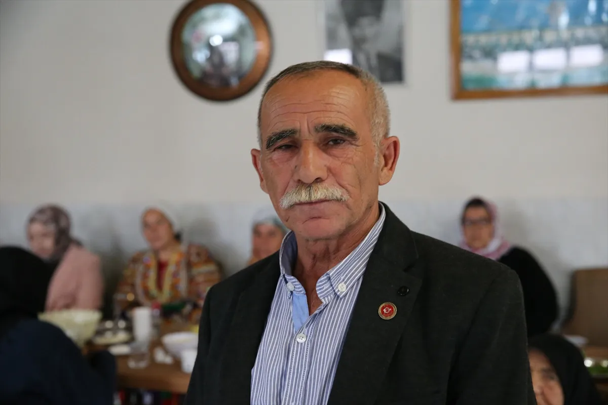 Kaymakam Yeşim Altın, köy sakinlerinin dertlerini ocak başında dinliyor 4. kare