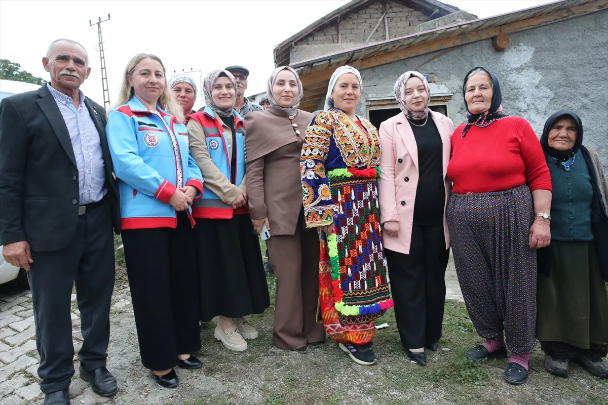 Kaymakam Yeşim Altın, köy sakinlerinin dertlerini ocak başında dinliyor 5. kare