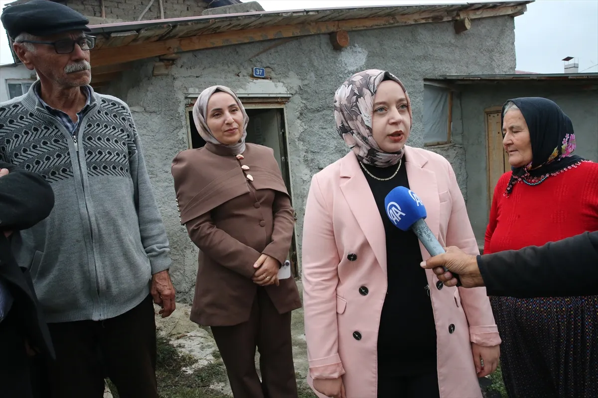 Kaymakam Yeşim Altın, köy sakinlerinin dertlerini ocak başında dinliyor 6. kare